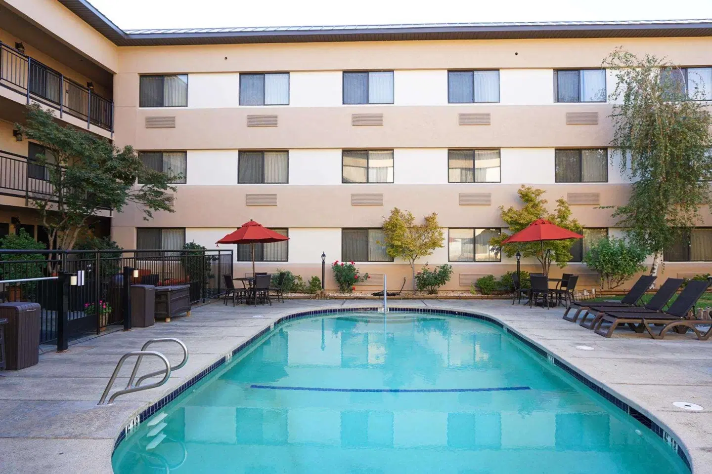 Oxford Suites Redding EXTERIOR