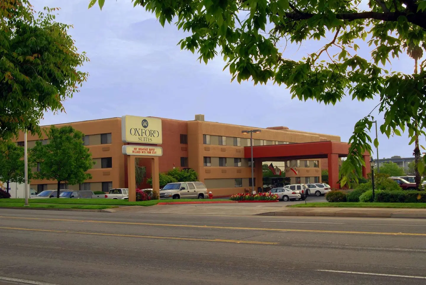 Oxford Suites Redding EXTERIOR
