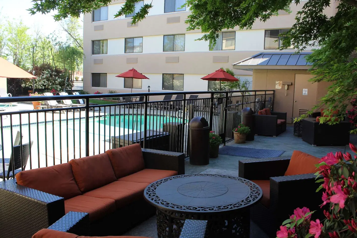 Oxford Suites Redding EXTERIOR