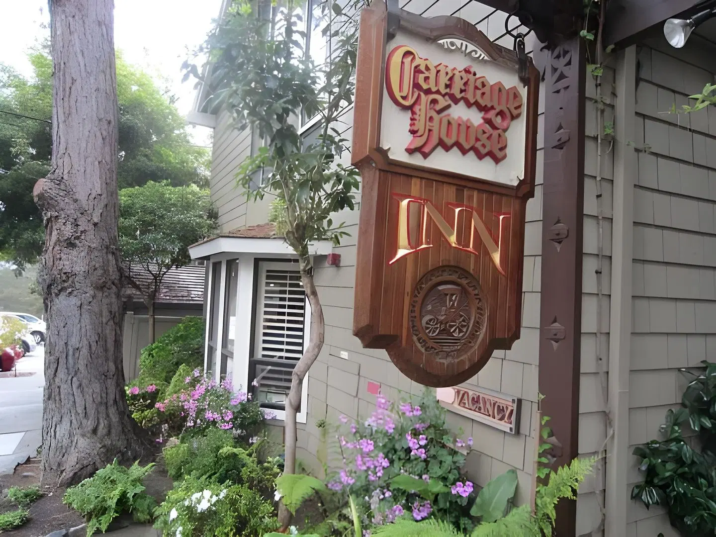Carriage House Inn EXTERIOR