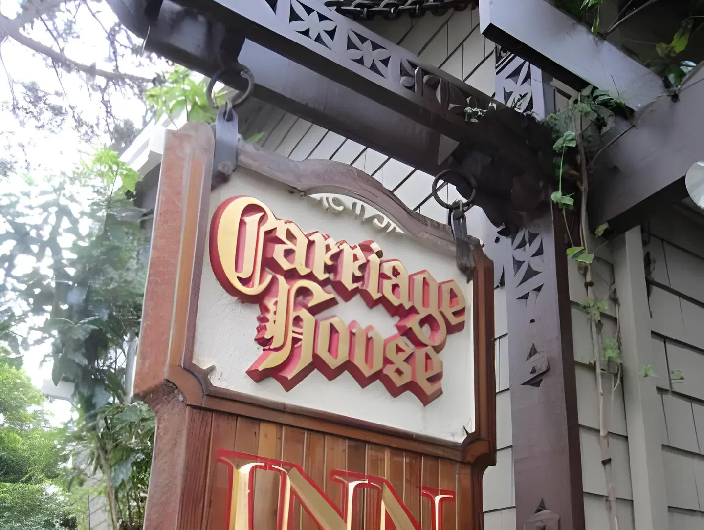 Carriage House Inn EXTERIOR