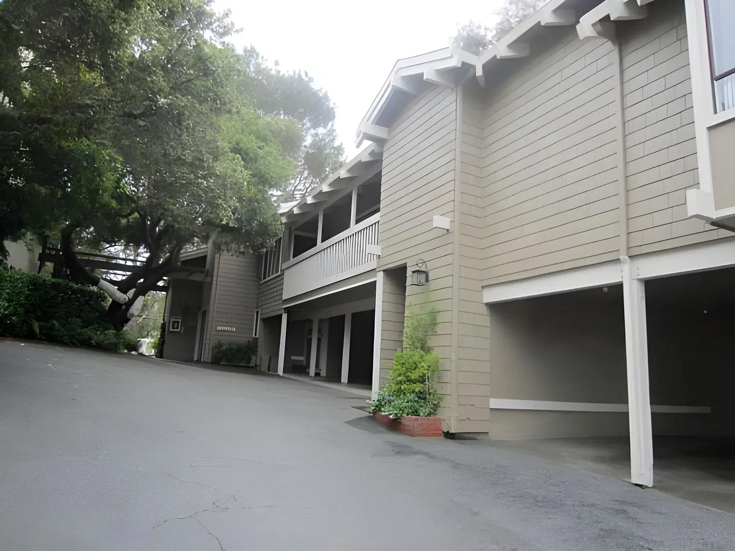 Carriage House Inn EXTERIOR