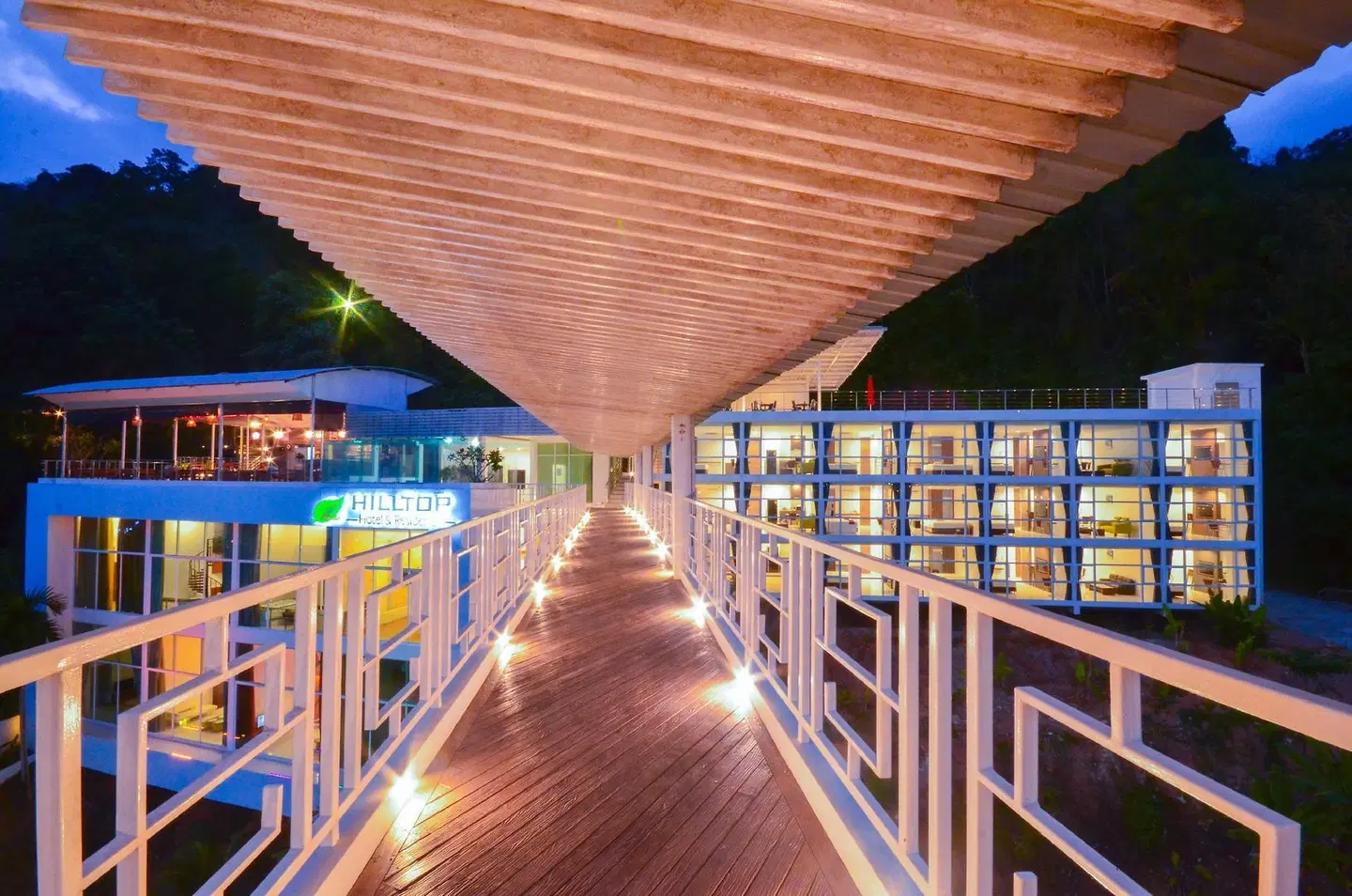 Hilltop Hotel & Residence Bar