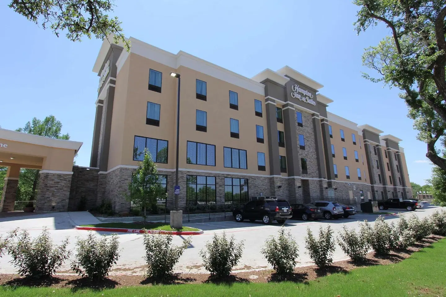 Hampton Inn & Suites Dallas Market Center EXTERIOR
