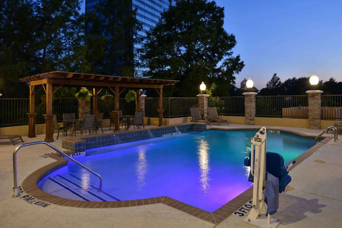Hampton Inn & Suites Dallas Market Center OUTDOOR_POOL