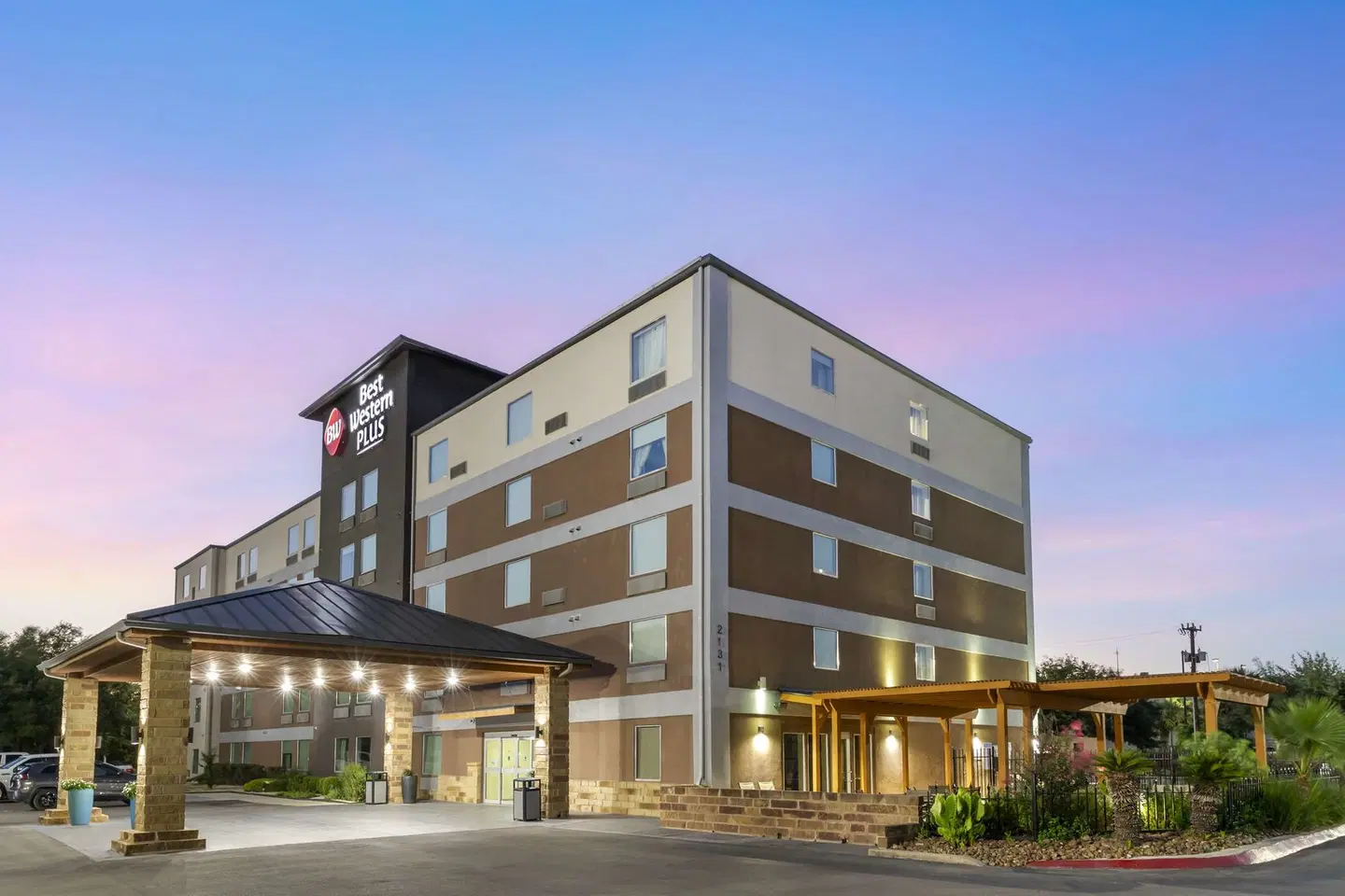 Best Western Plus Downtown North EXTERIOR