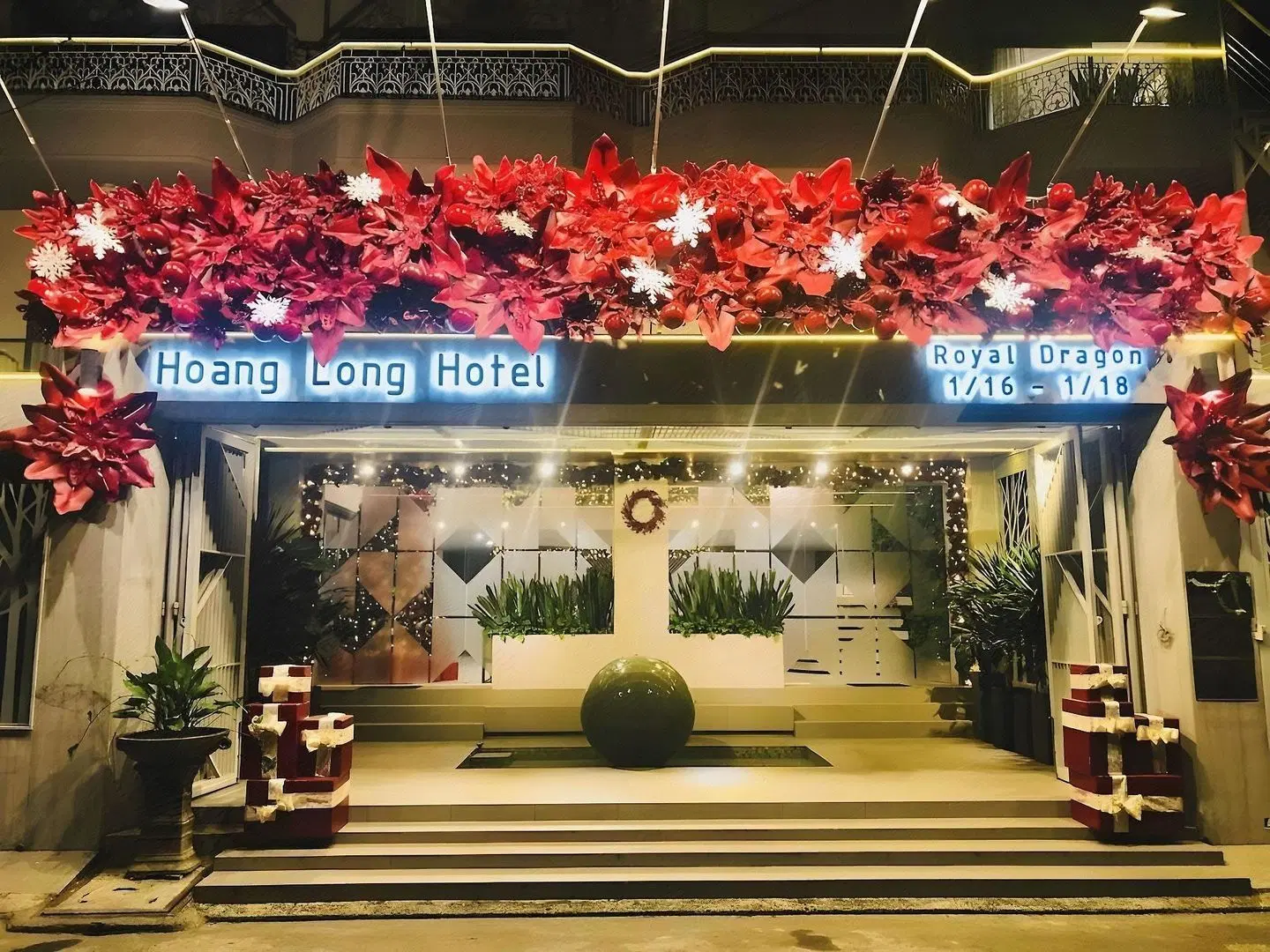Royal Dragon Hotel EXTERIOR