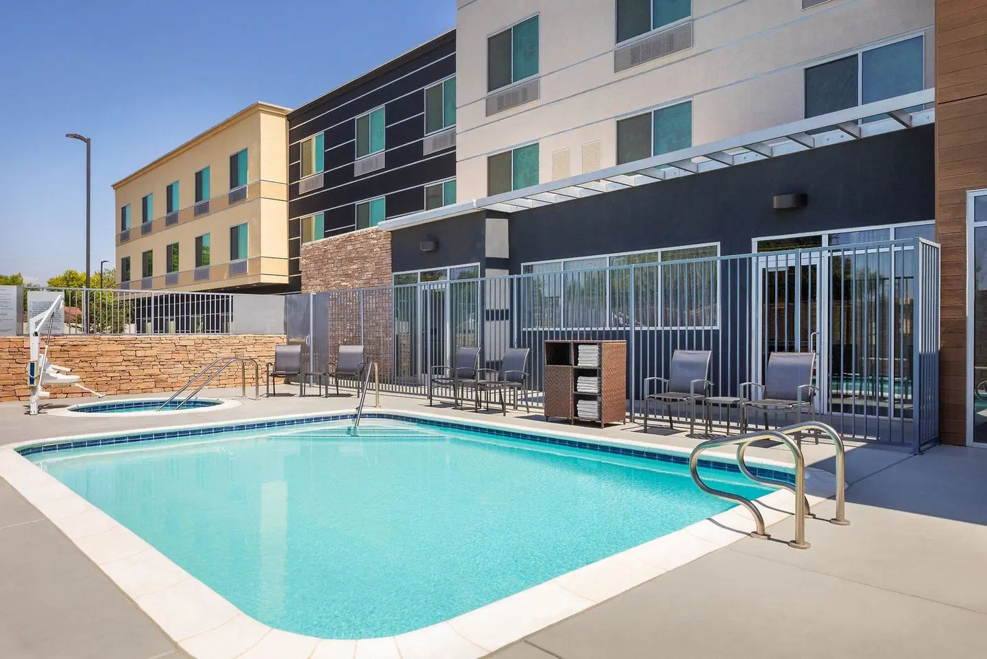 Fairfield Inn & Suites by Marriott Fresno North/Shaw Avenue OUTDOOR_POOL