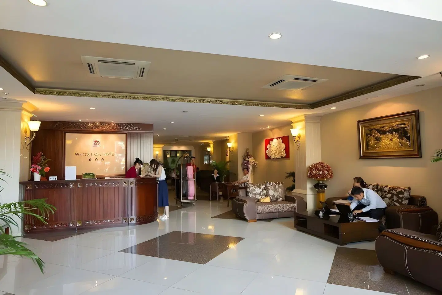 White Lion LOUNGE_LOBBY