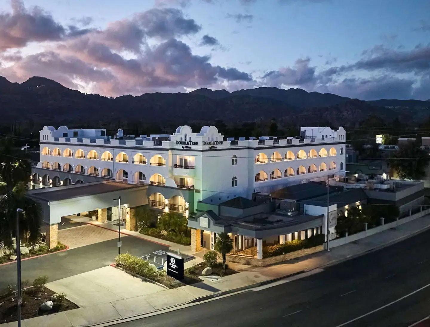 DoubleTree by Hilton Chatsworth EXTERIOR