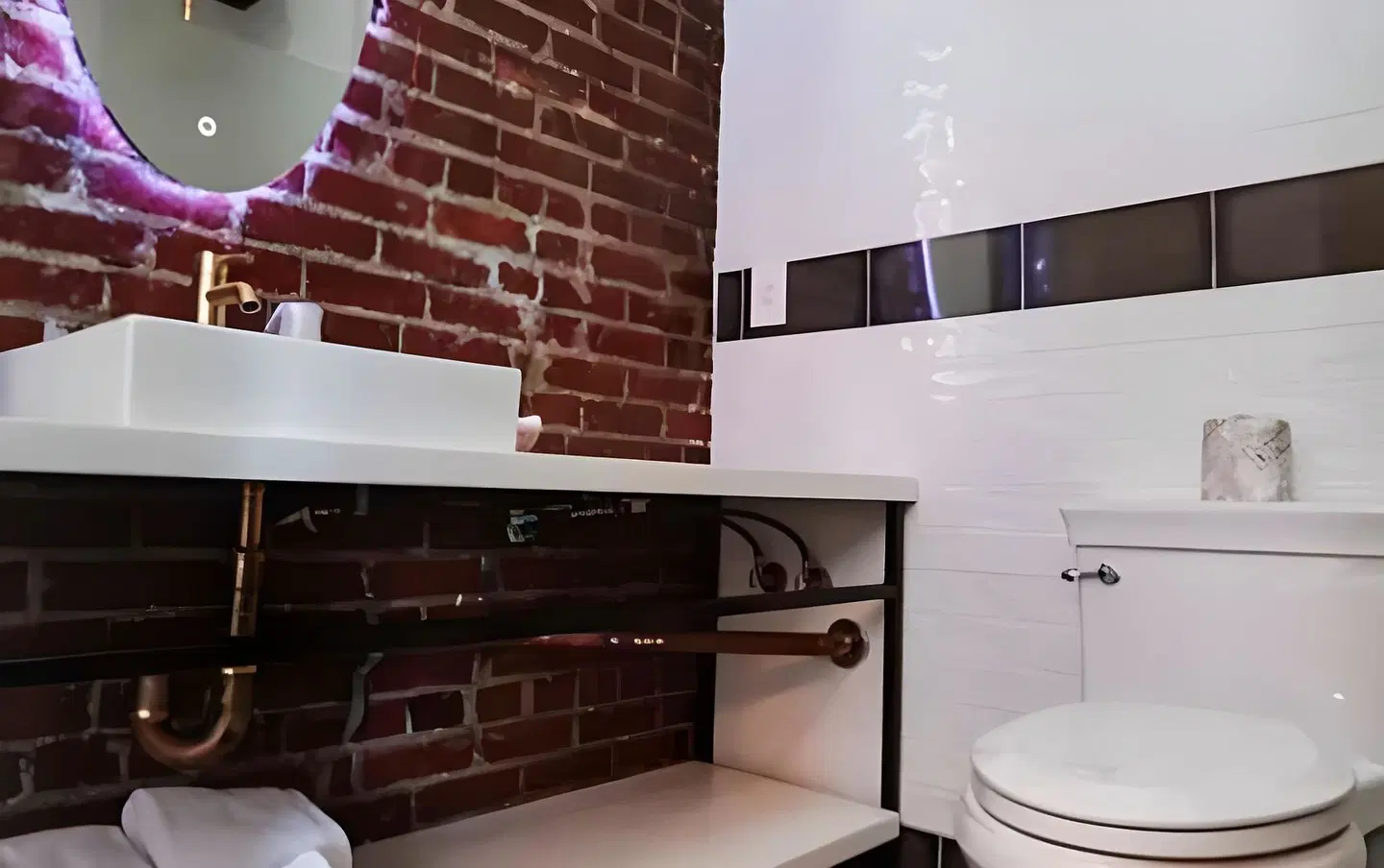 H by H Hospitality Badezimmer