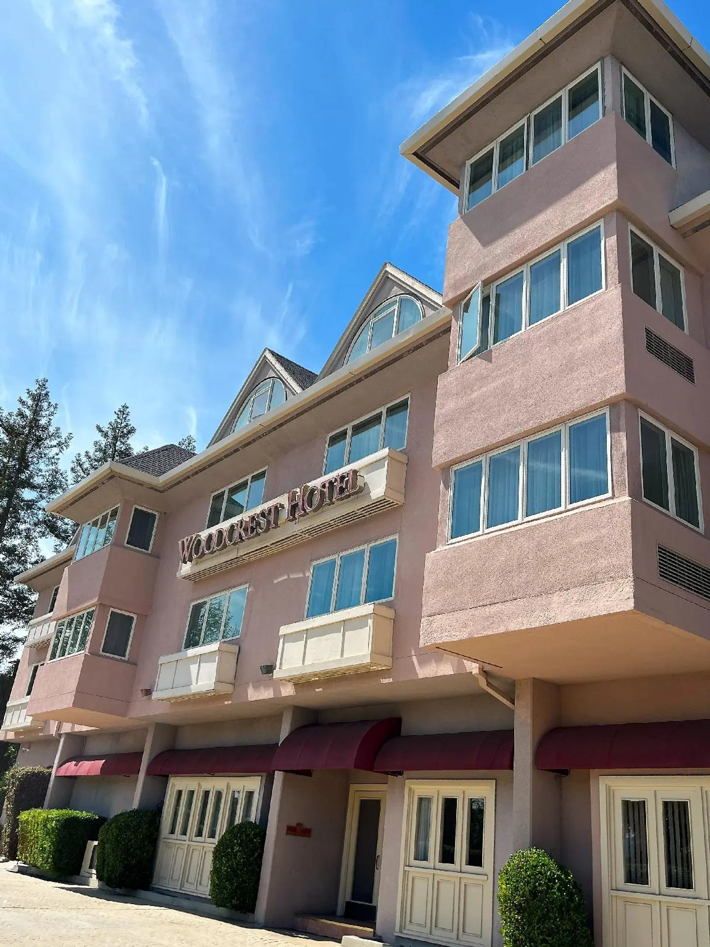Woodcrest Hotel EXTERIOR