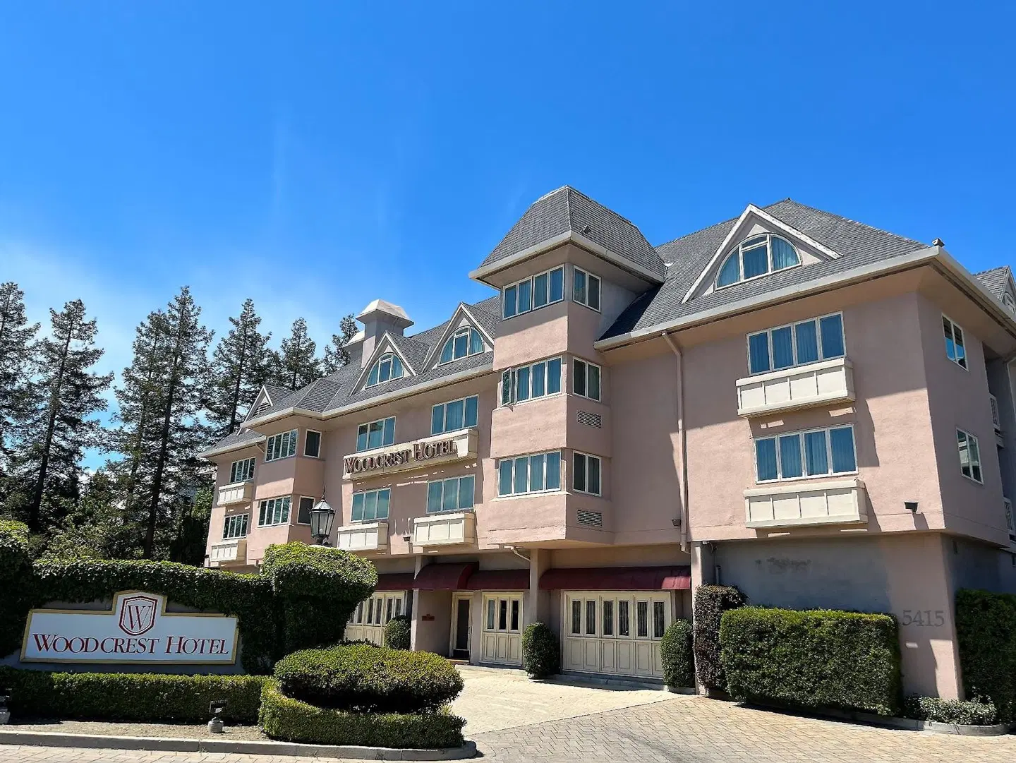 Woodcrest Hotel EXTERIOR