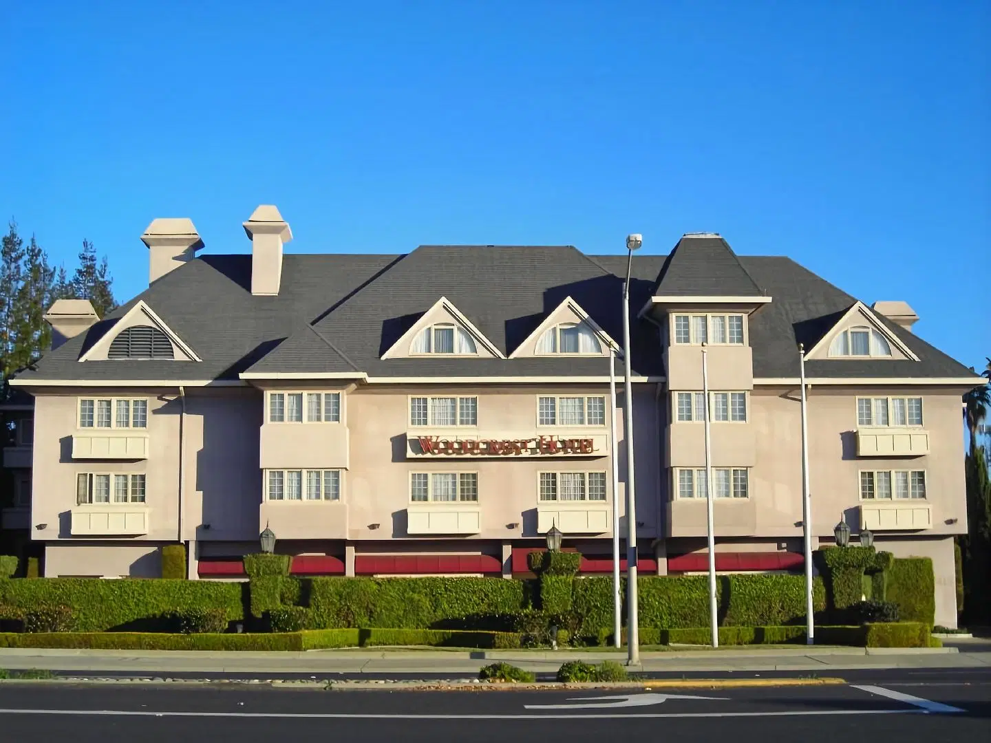 Woodcrest Hotel EXTERIOR