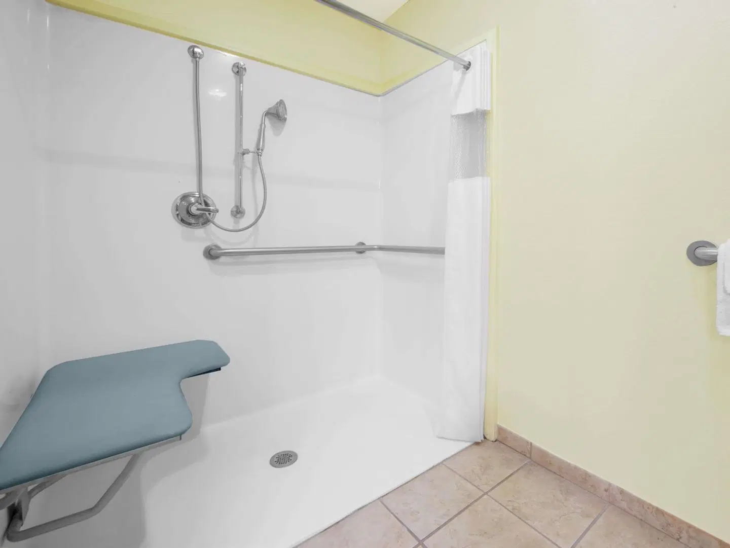 Days Inn by Wyndham Lubbock South Badezimmer