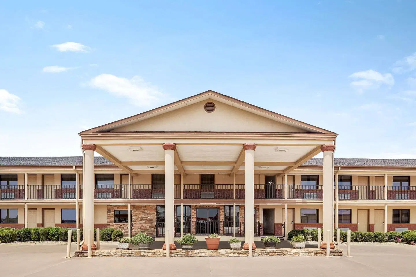 Days Inn by Wyndham Paris EXTERIOR