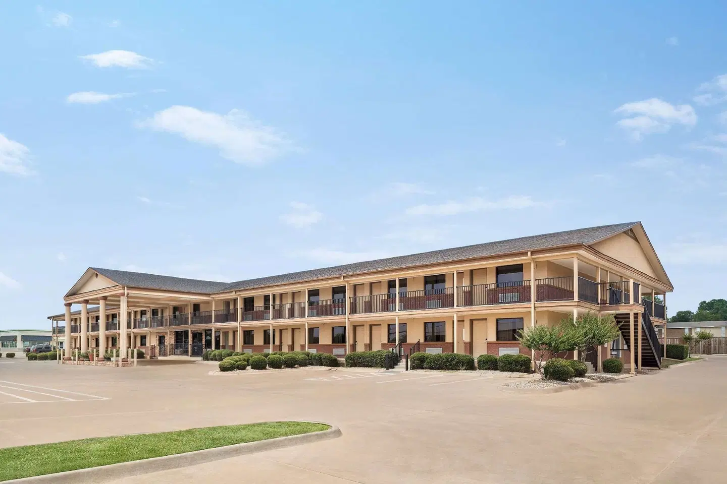 Days Inn by Wyndham Paris EXTERIOR