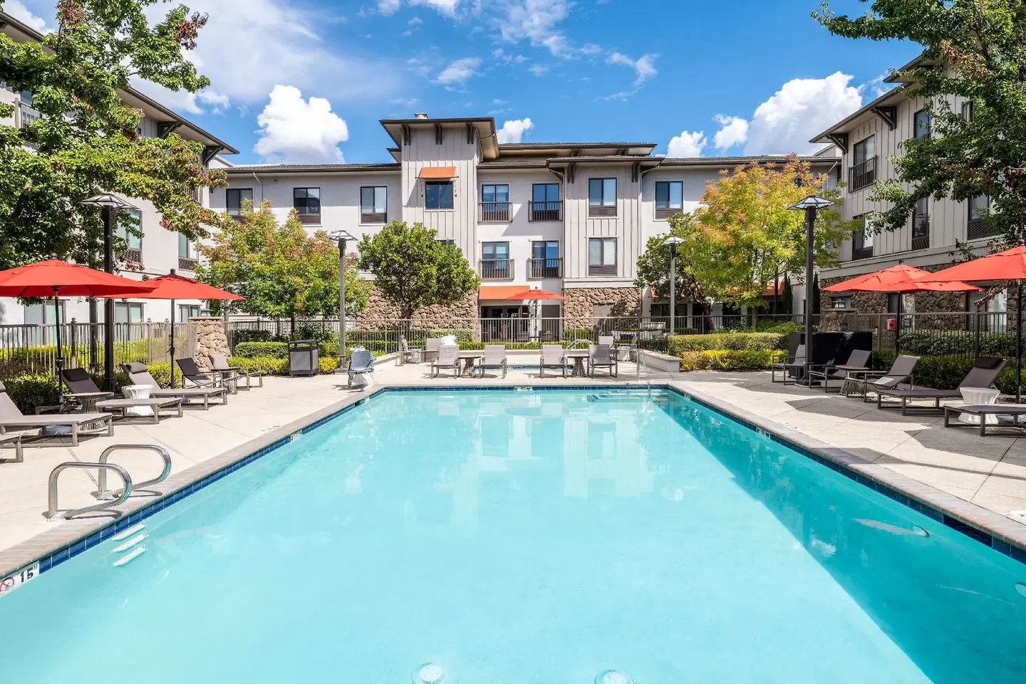 Hampton Inn & Suites Windsor - Sonoma Wine Country OUTDOOR_POOL