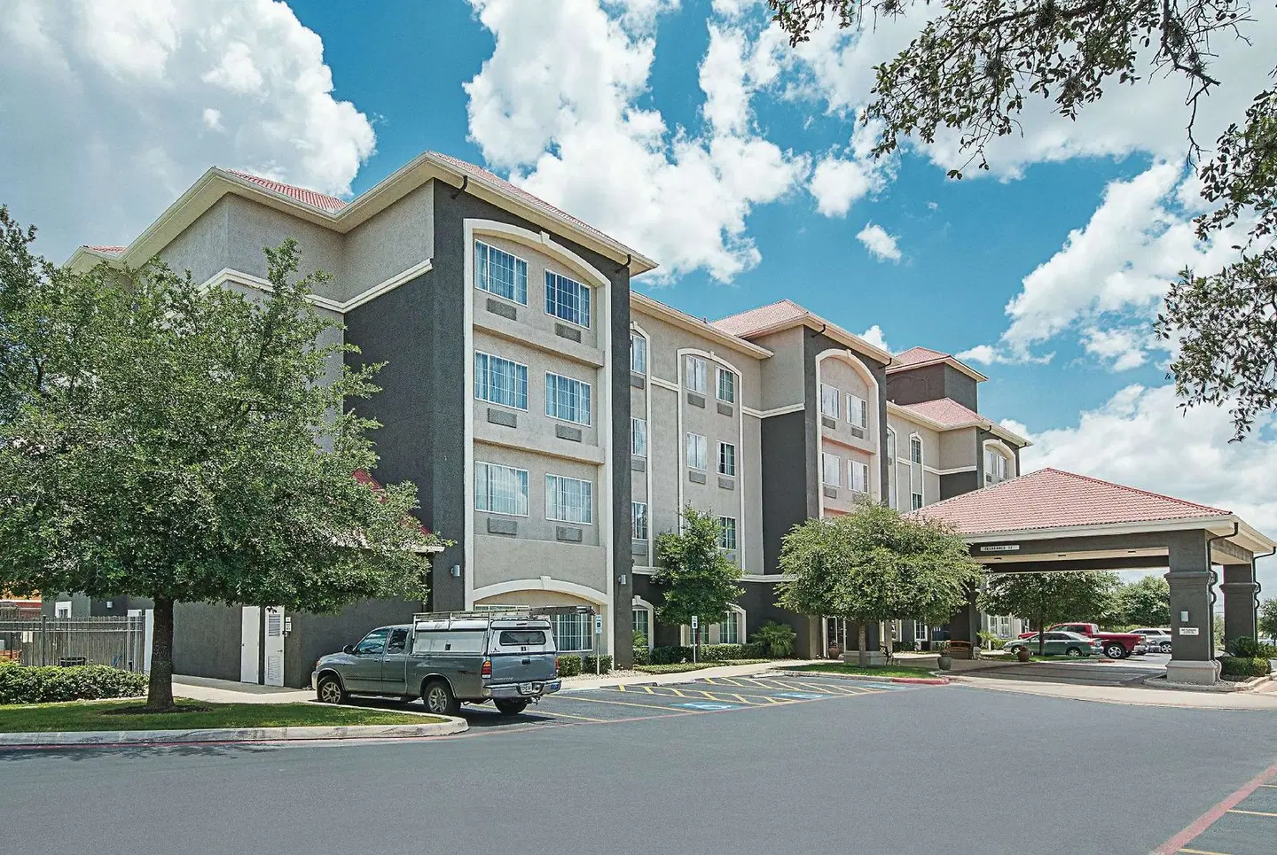 La Quinta Inn & Suites by Wyndham San Antonio Northwest EXTERIOR