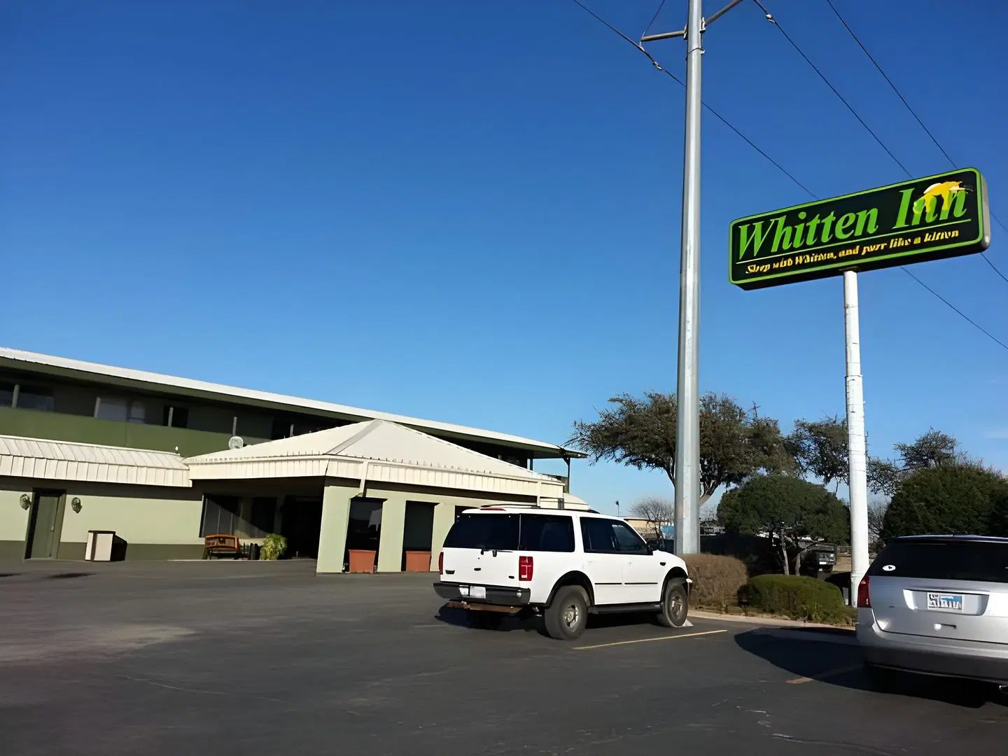 Econo Lodge Inn & Suites EXTERIOR