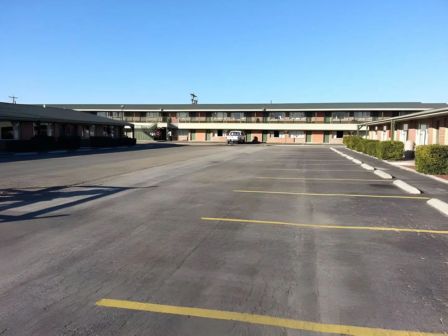 Econo Lodge Inn & Suites EXTERIOR