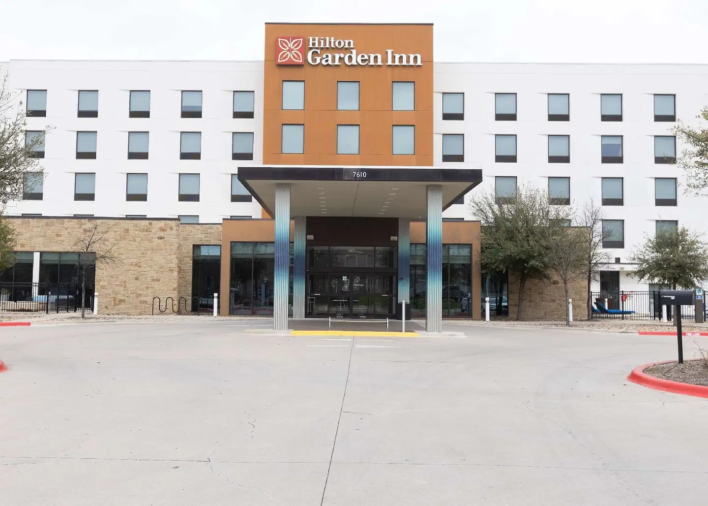 Hilton Garden Inn Austin Airport EXTERIOR