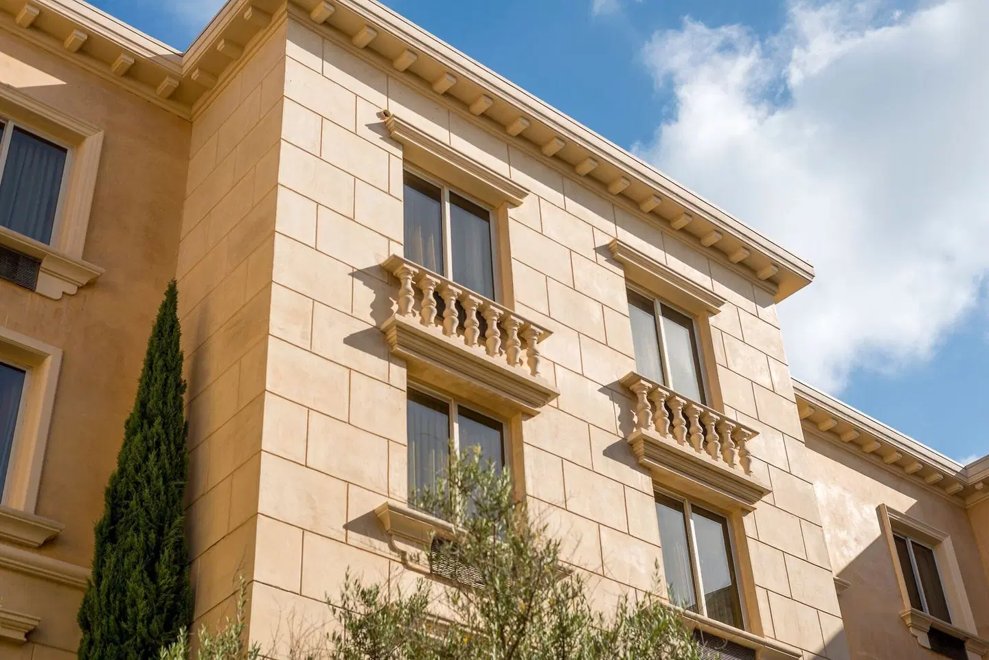 Ayres Hotel Manhattan Beach EXTERIOR