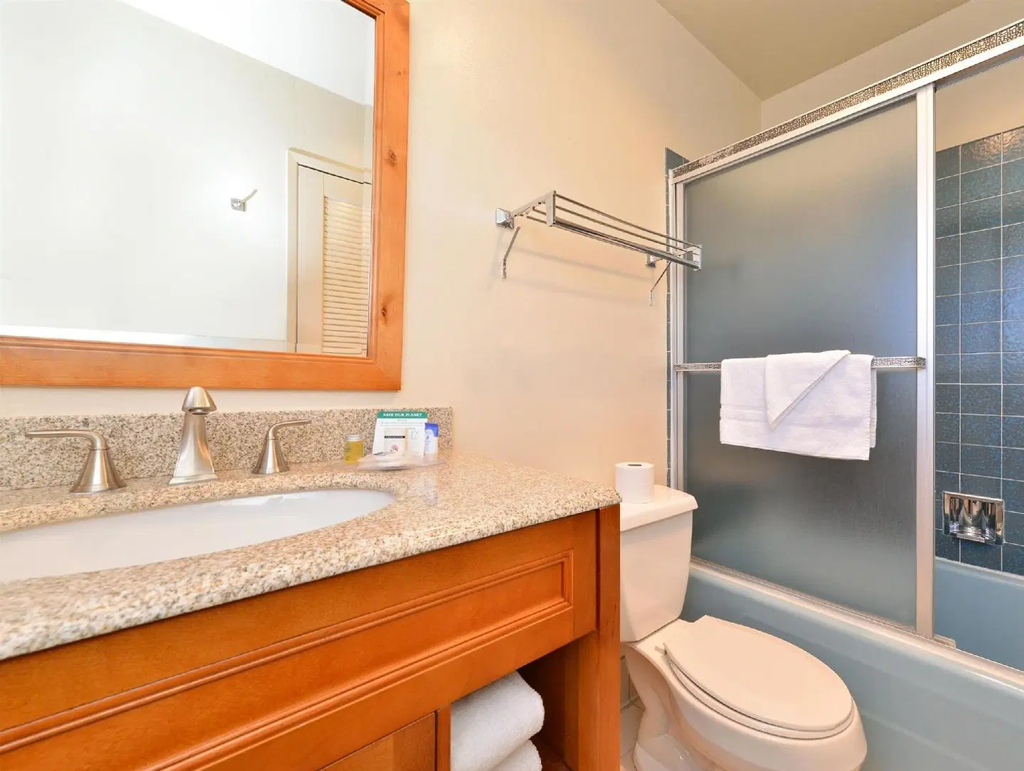 Svendsgaard's Danish Lodge - Americas Best Value Inn Badezimmer