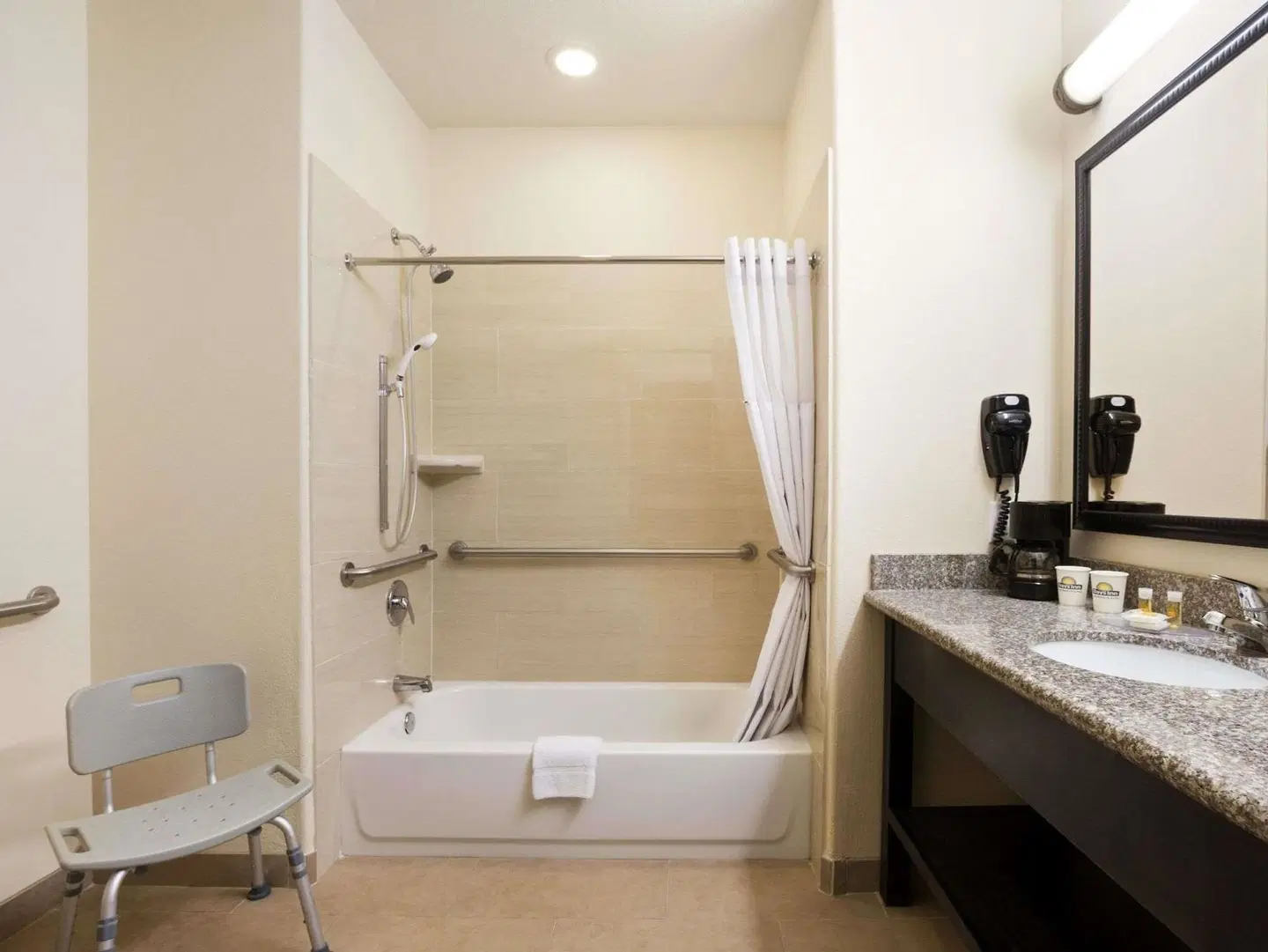 Days Inn & Suites by Wyndham Galveston West/Seawall Badezimmer