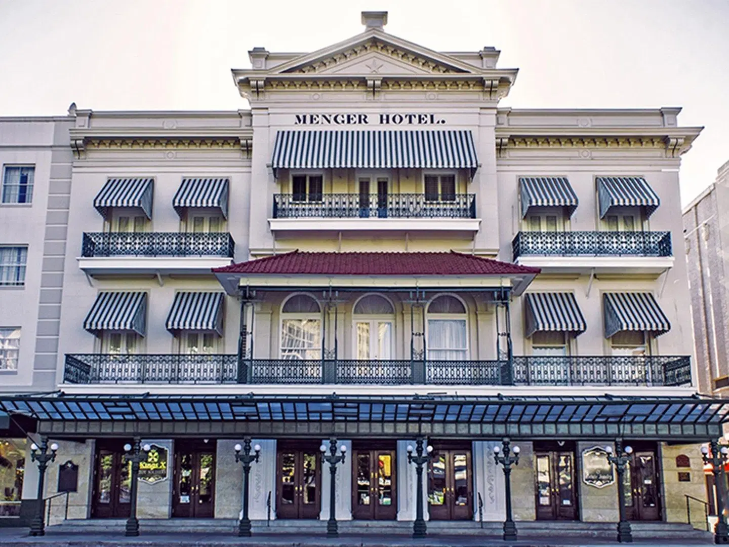 Menger Hotel EXTERIOR