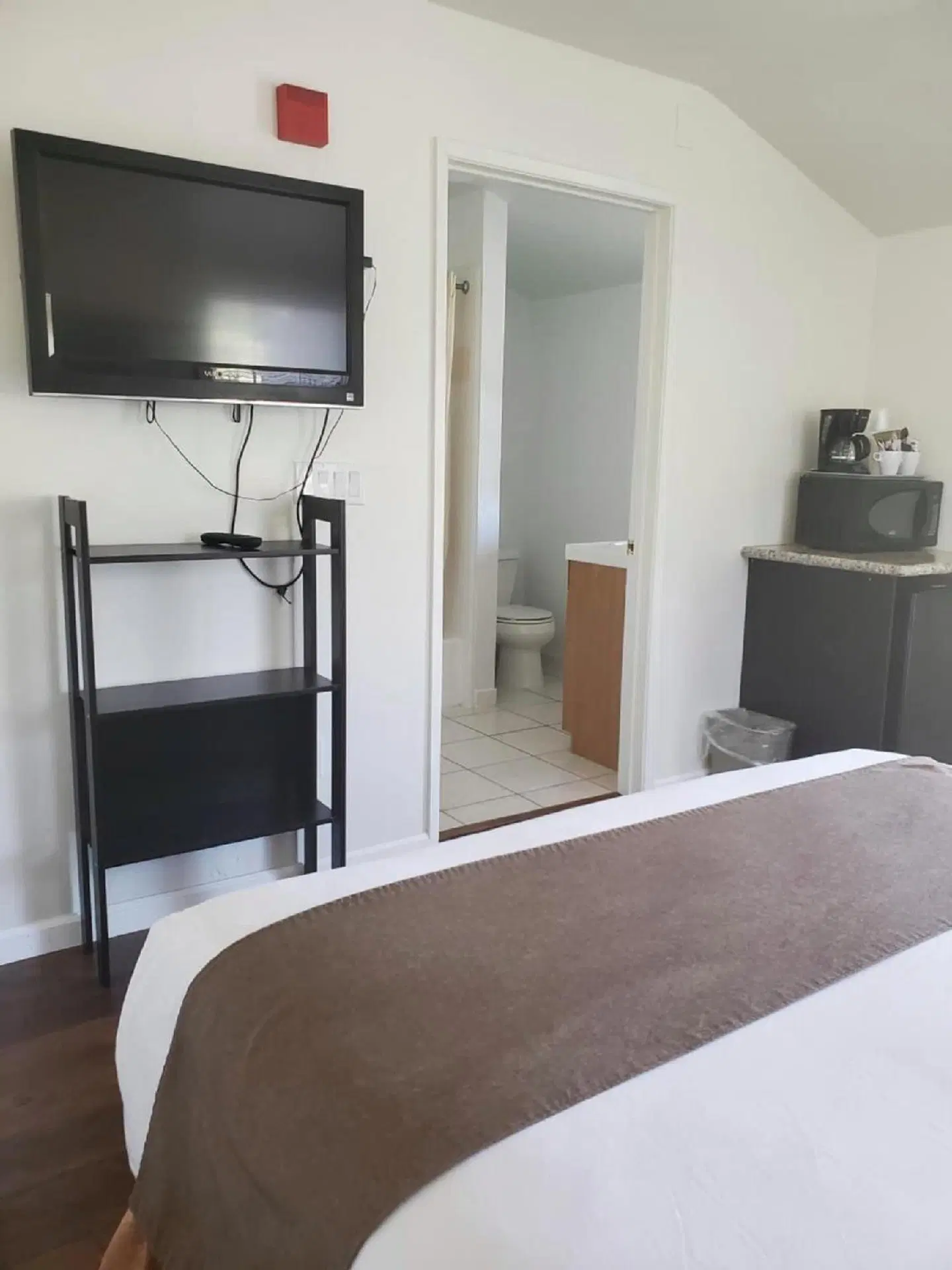 Bide-A-Wee Inn and Cottages ROOM_EXAMPLE