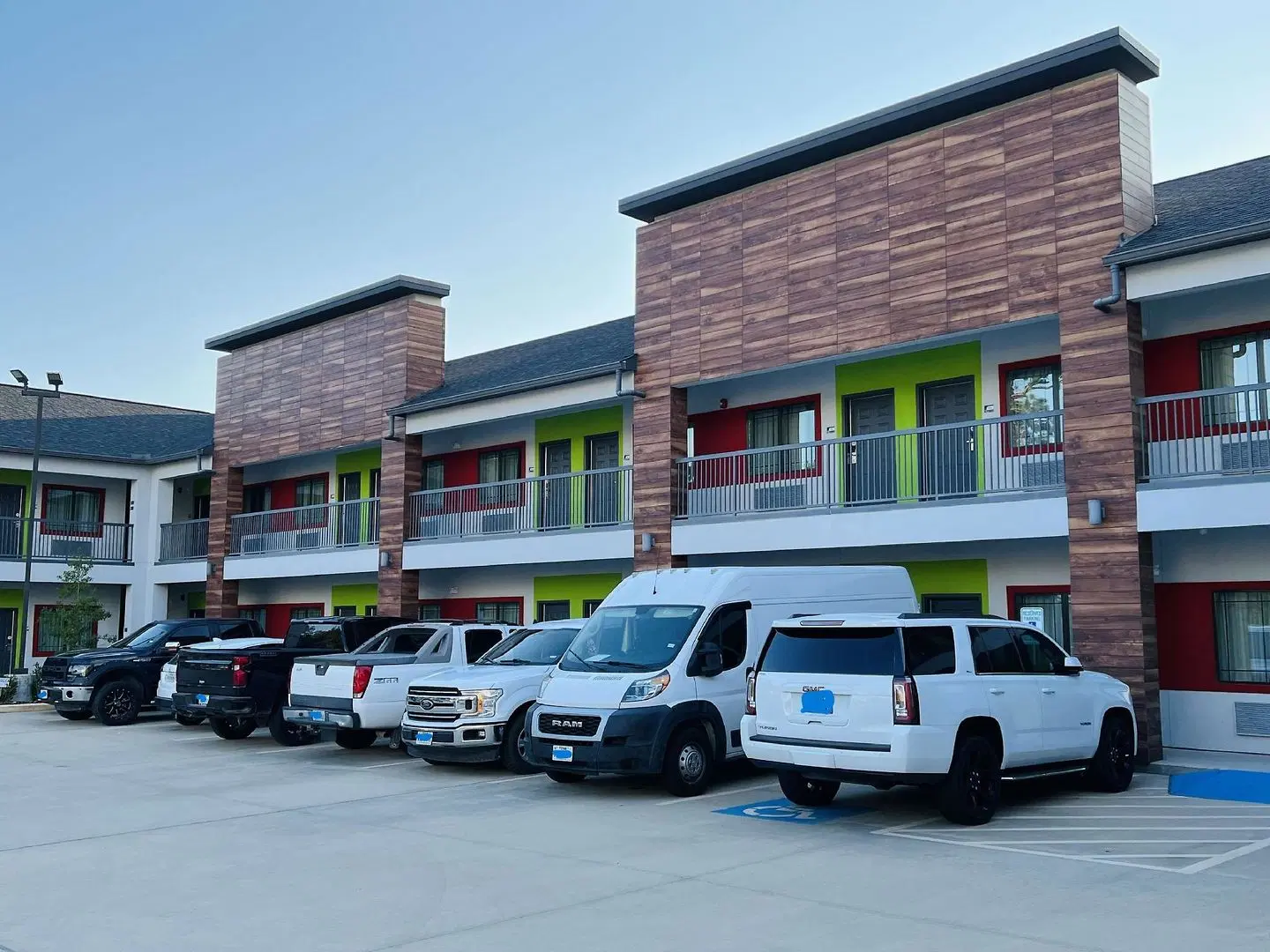Americas Best Value Inn & Suites Kingwood IAH Airport EXTERIOR