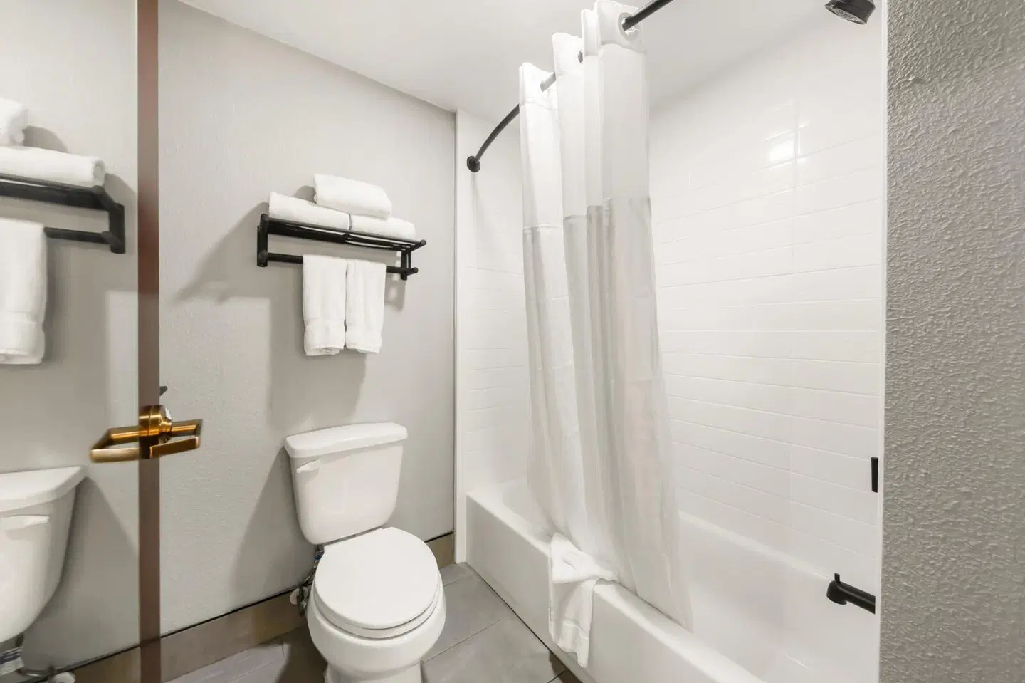 Hawthorn Suites by Wyndham College Station Badezimmer