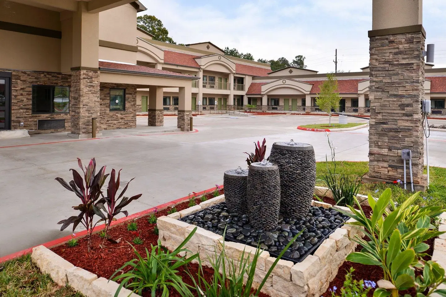 Scottish Inn & Suites EXTERIOR