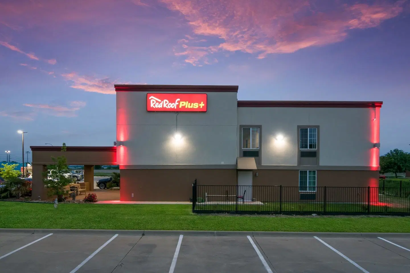 Red Roof PLUS+ Fort Worth - Burleson EXTERIOR