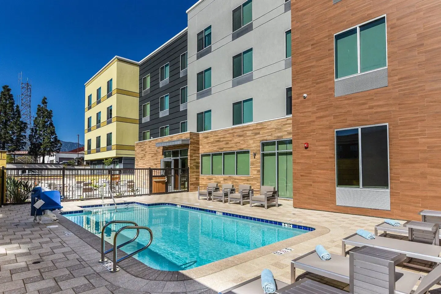 Fairfield Inn & Suites by Marriott Ontario Rancho Cucamonga OUTDOOR_POOL