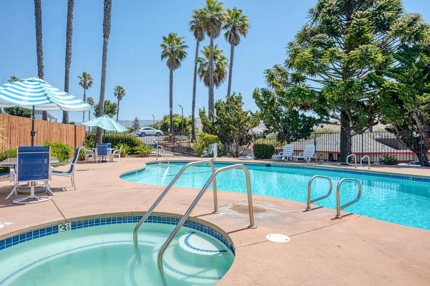 Vagabond Inn San Luis Obispo OUTDOOR_POOL