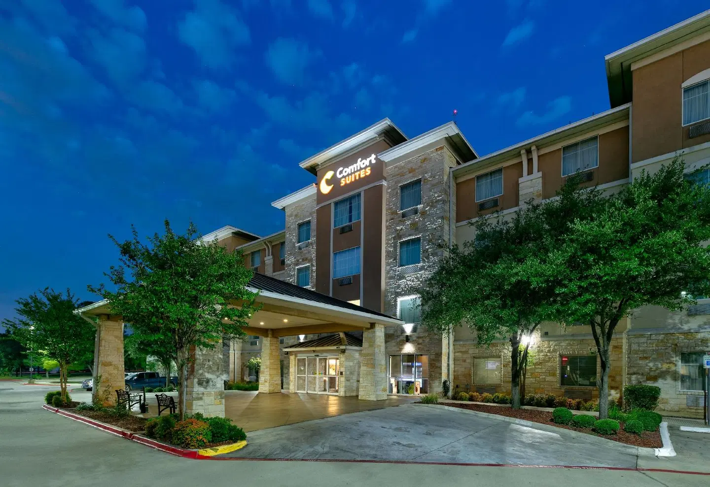 Comfort Suites Arlington EXTERIOR