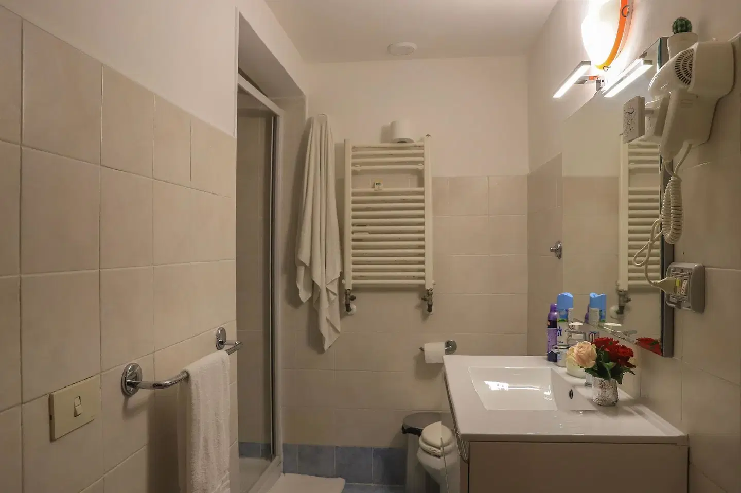 Roman Holidays Hostel Badezimmer
