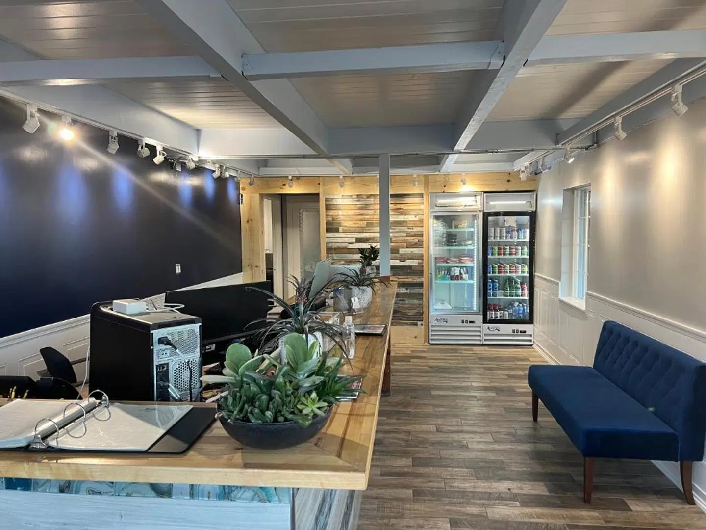Pacific Coast Roadhouse LOUNGE_LOBBY