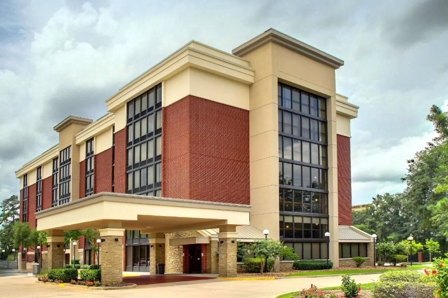 Drury Inn & Suites The Woodlands EXTERIOR
