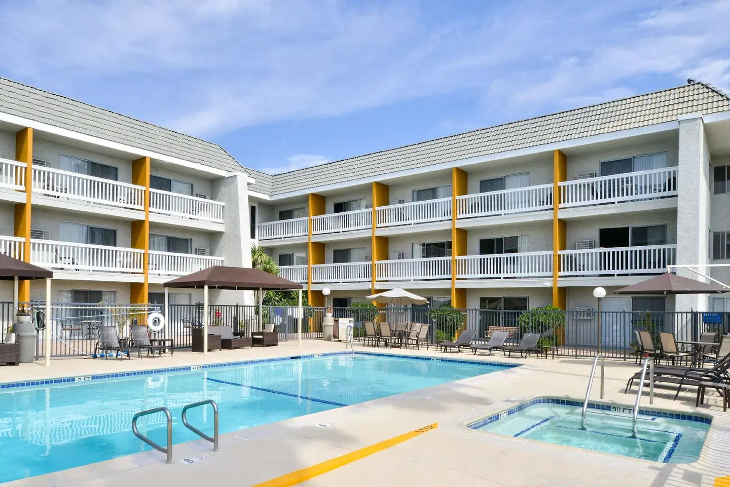 Dana Point Marina Inn OUTDOOR_POOL
