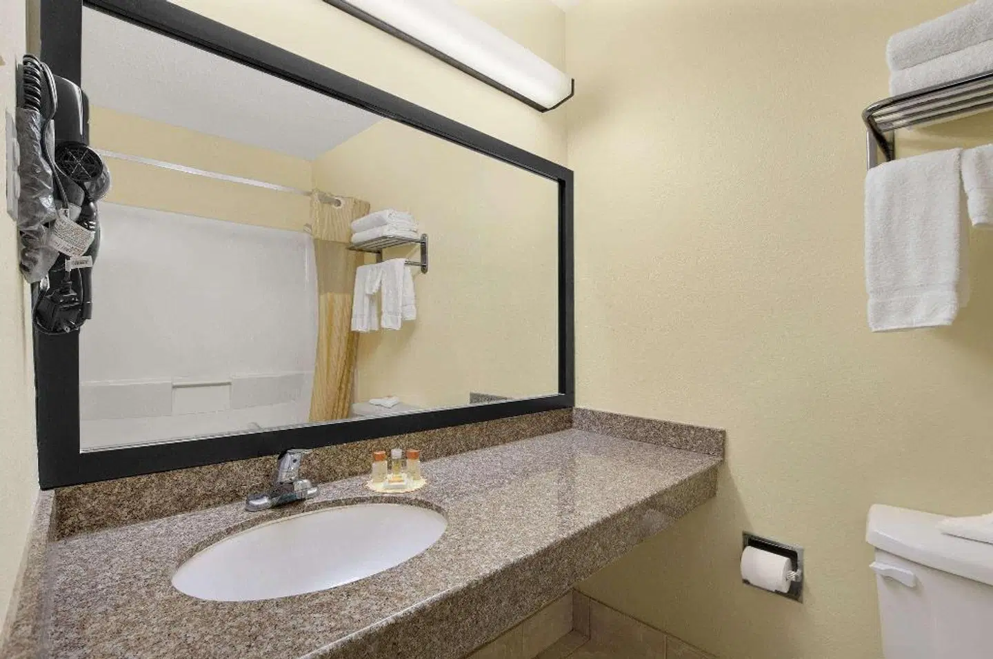 Days Inn by Wyndham Burleson Ft. Worth Badezimmer