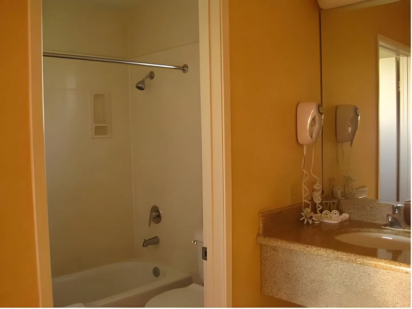 Alpine Inn Anaheim Badezimmer