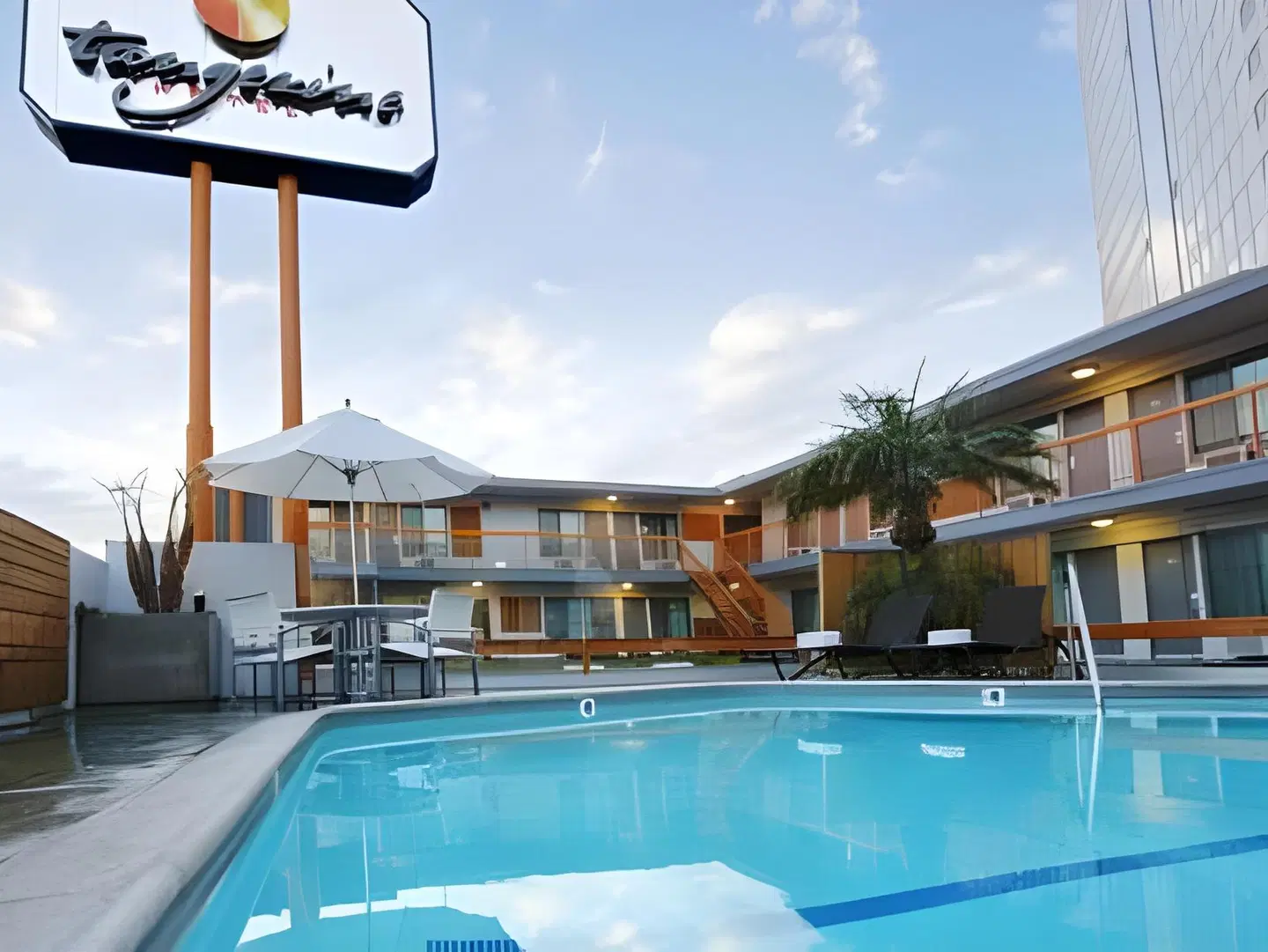 Tangerine Hotel OUTDOOR_POOL