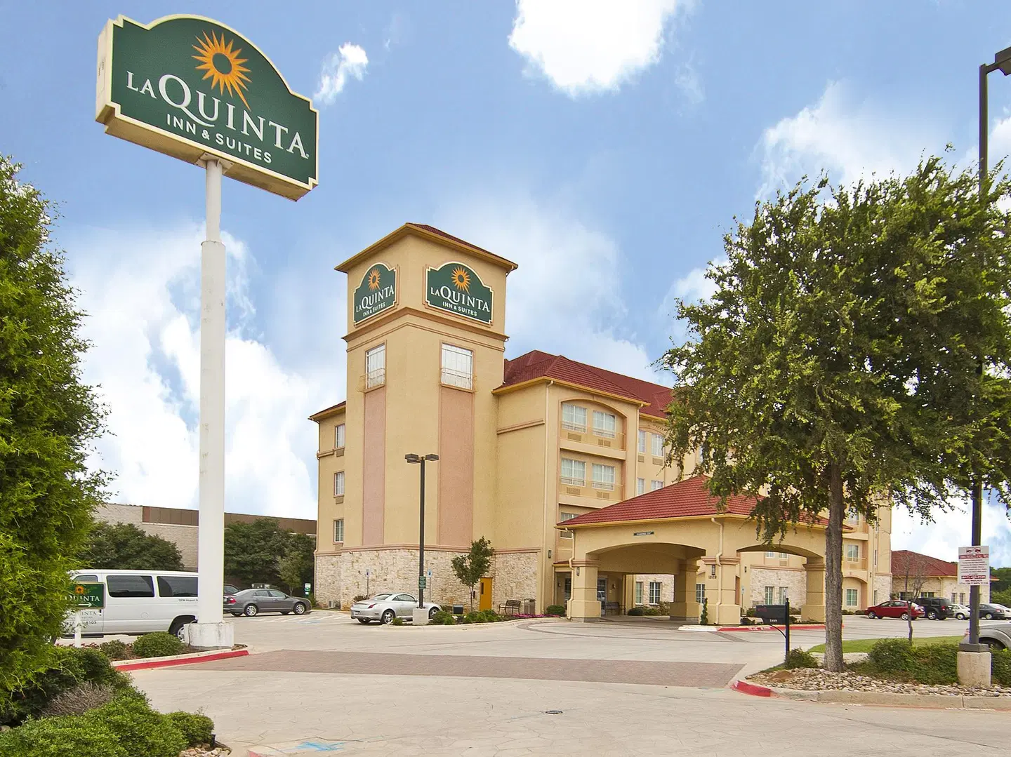La Quinta Inn & Suites by Wyndham DFW Airport West - Bedford EXTERIOR