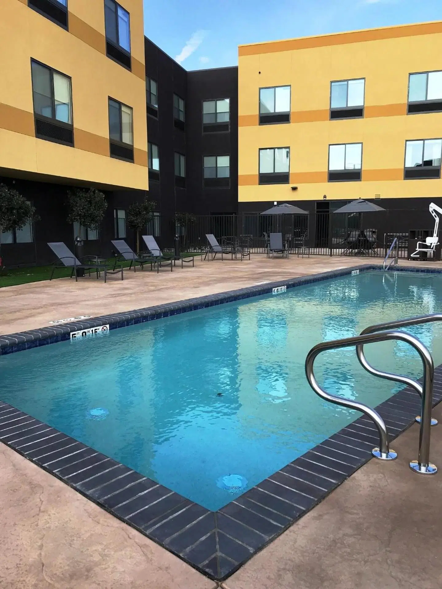 Fairfield Inn & Suites by Marriott Fresno Yosemite International Airport OUTDOOR_POOL