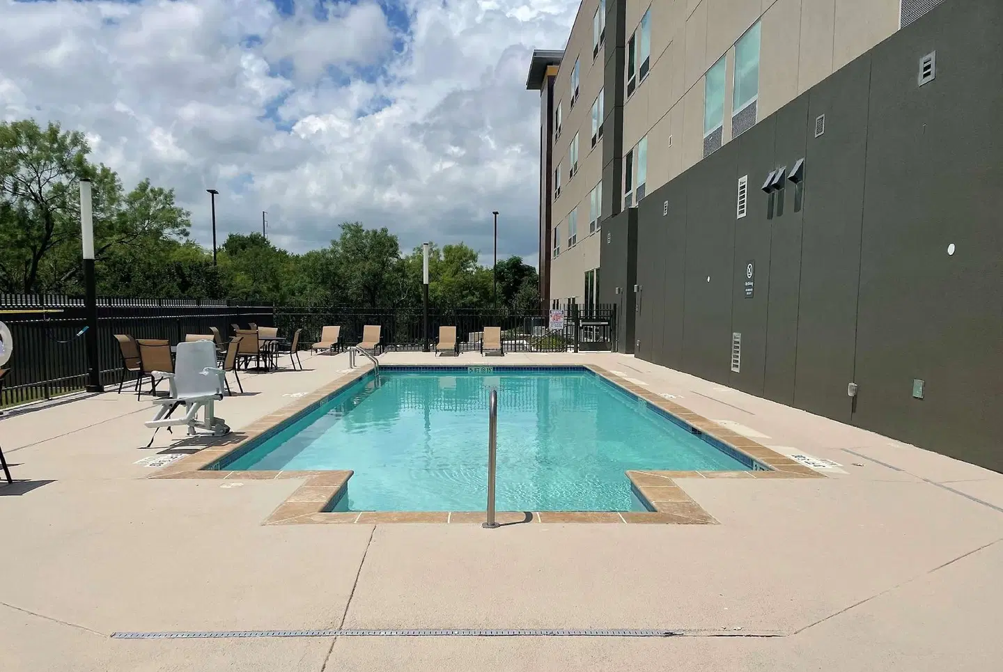 La Quinta Inn & Suites by Wyndham San Antonio Seaworld/LAFB OUTDOOR_POOL