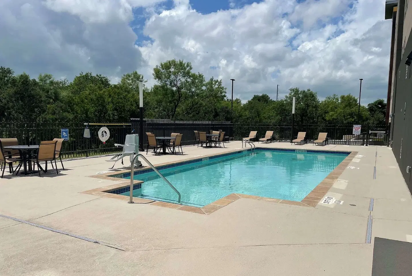 La Quinta Inn & Suites by Wyndham San Antonio Seaworld/LAFB OUTDOOR_POOL