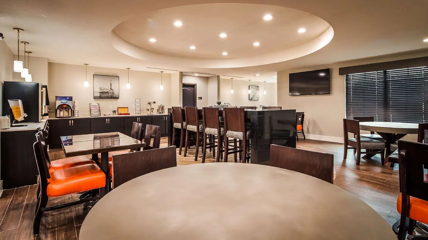 Best Western Plus Bay City Inn & Suites Bar